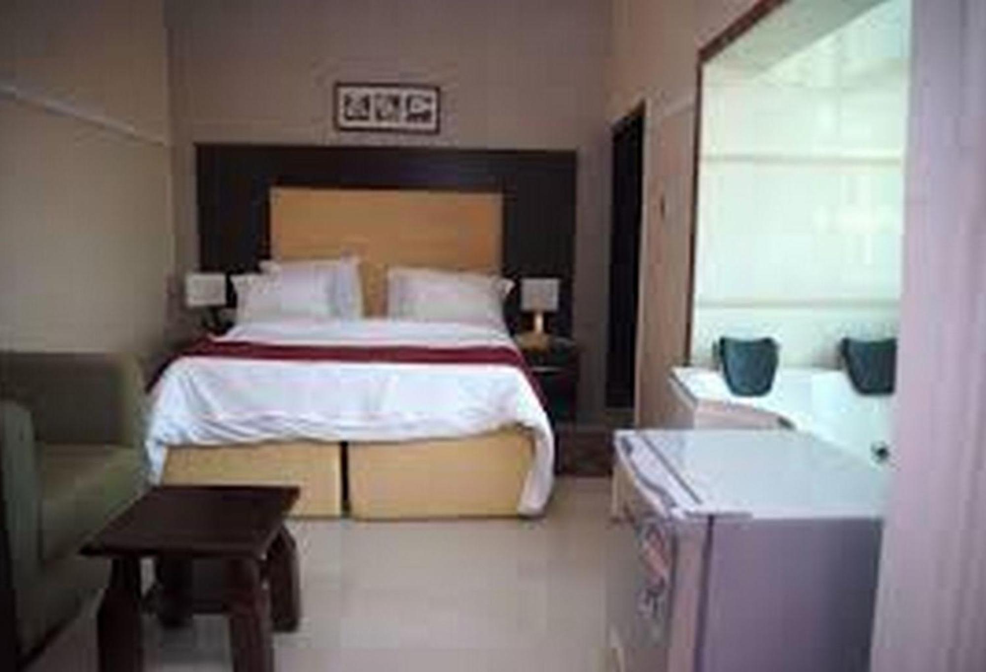 Room In Lodge - Hampton Towers Spa Асаба Екстер'єр фото