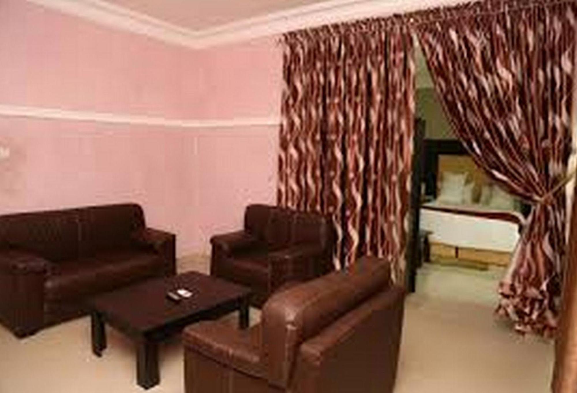 Room In Lodge - Hampton Towers Spa Асаба Екстер'єр фото