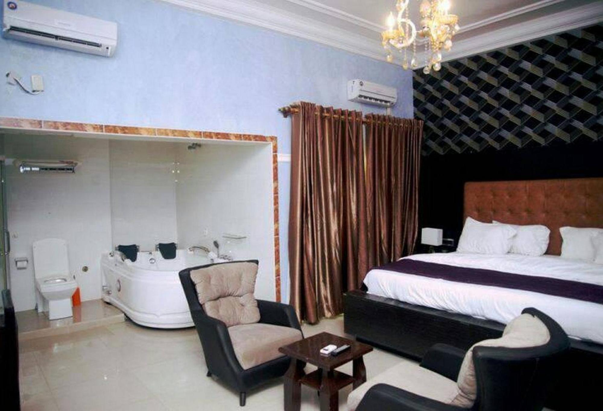 Room In Lodge - Hampton Towers Spa Асаба Екстер'єр фото