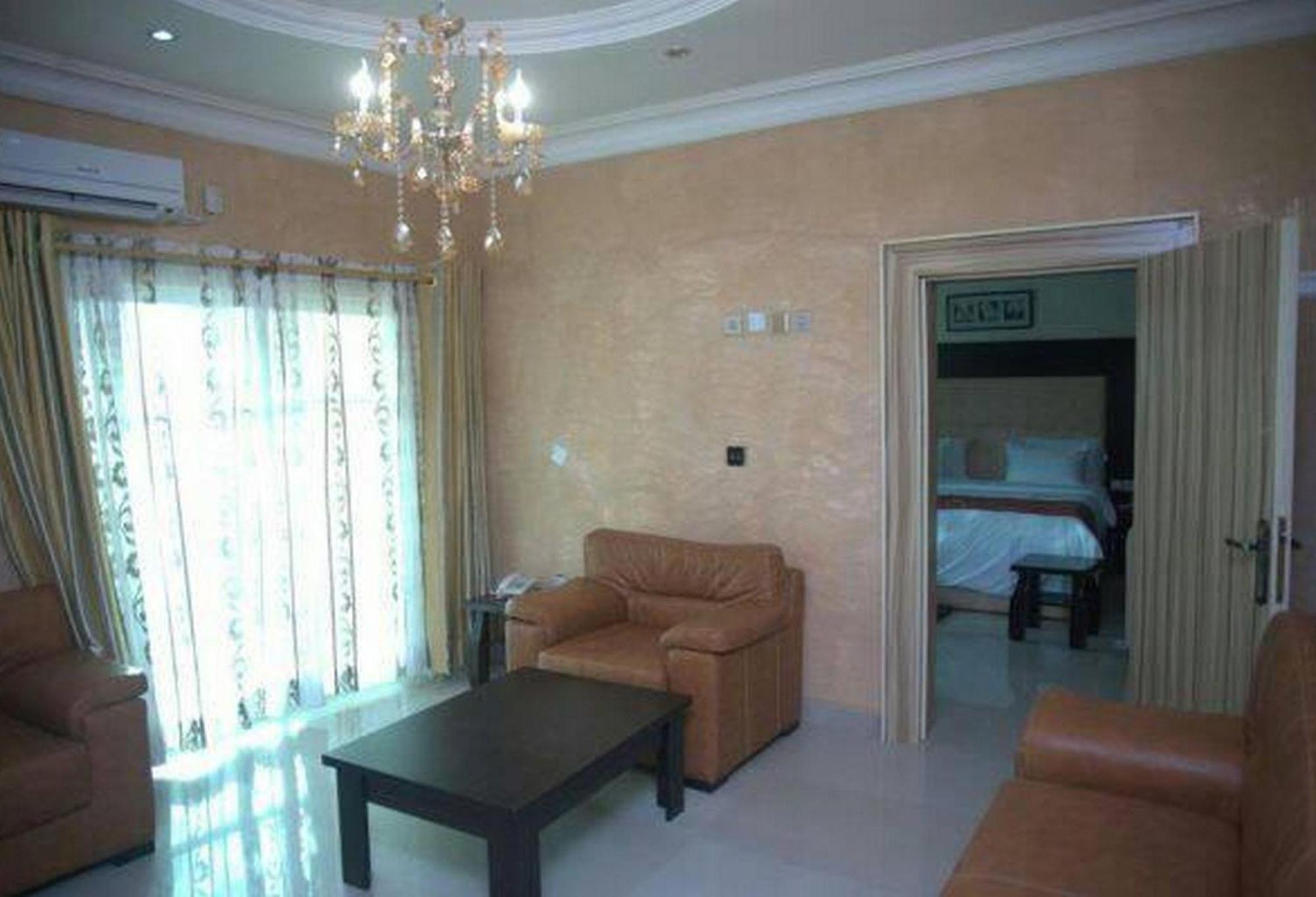 Room In Lodge - Hampton Towers Spa Асаба Екстер'єр фото